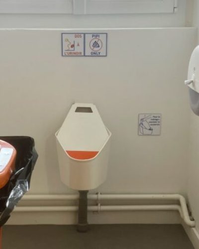 St-Vincent-urinoir-feminin-avec-sa-poubelle-pour-y-jeter-le-papier-toilette-@Marcelle-600x447